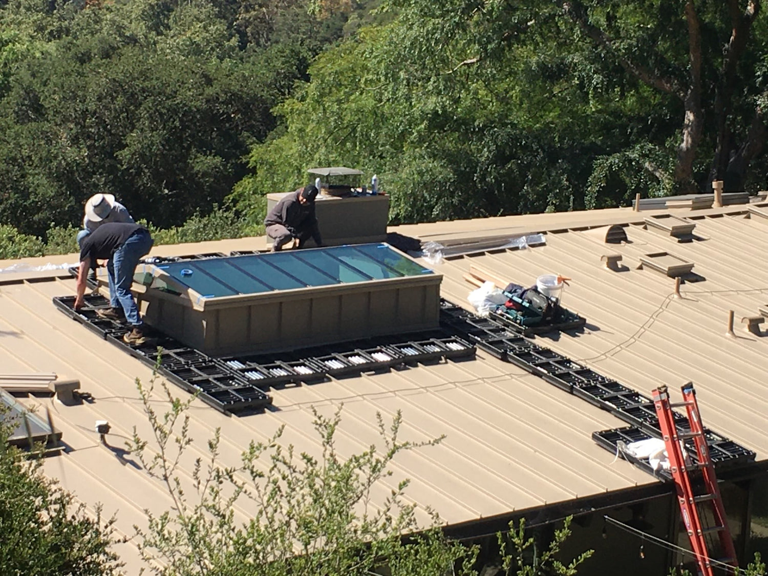 The RoofSmart Pads Work On All Sorts Of Roofing Materials Roofers, Solar Panel Installers, Skylight Installers, And Other Home Improvement Tradesman May Encounter. The RoofSmart Pad Is A Great Tool To Prevent Damages And Injuries At Job Sites.